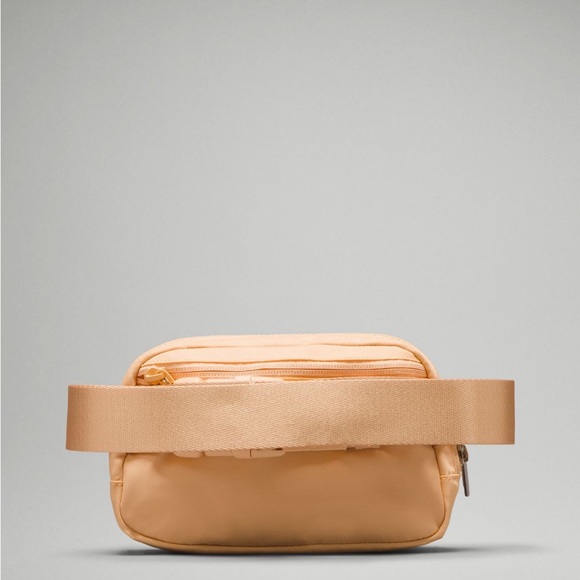 NWT Lululemon Everywhere Belt Bag 1L in Summer Glow - Picture 3 of 11